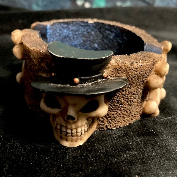 Vintage Skull and CrossBones Halloween Resin Ashtray - Picture 5 of 12